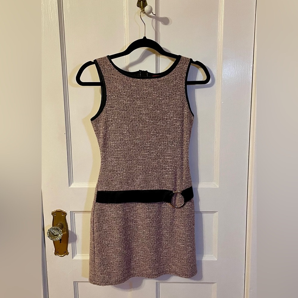 Vintage dress 90s. Fitted, short, textured look, pale pink, black trim. Size M.